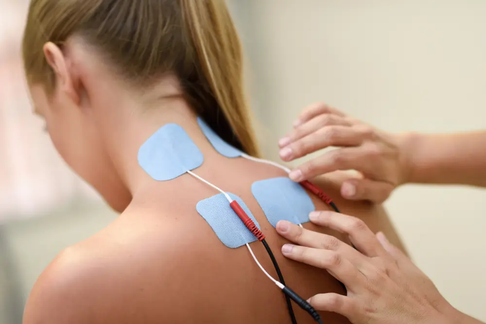 Mujer con electroterapia TENS